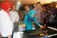 Bupati Kukar Rita Widyasari menandatangani prasasti peresmian pembukaan RSUD AM parikesit yang baru di Tenggarong Seberang