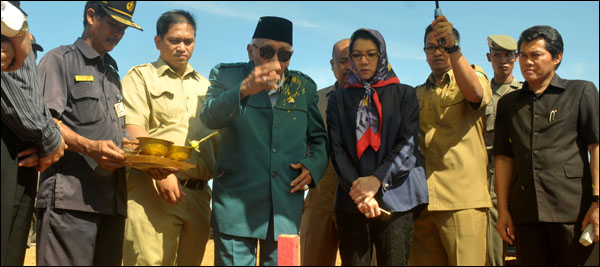 Sultan Kutai H Adji Mohd Salehoeddin II melakukan ritual Besawai di titik lokasi ground breaking pembangunan RWP