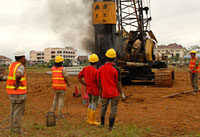Para pekerja melakukan pemancangan tiang pancang pertama dimulainya pembangunan RWP yang terletak di samping Kantor Bupati Kukar