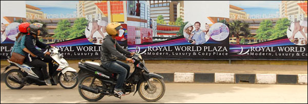 Sejumlah poster ditempel di sekitar lokas pembangunan Royal World Plaza di Jalan Wolter Monginsidi