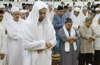 Syeikh Muhammad Saleh Jaber memimpin salat Tarawih di Masjid Agung Sultan Sulaiman