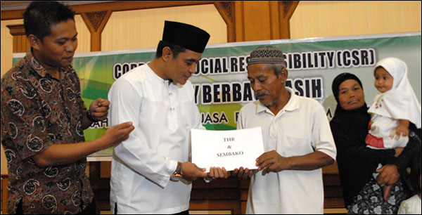 Penyerahan bantuan sembako dan THR dari Hotel Grand Elty kepada keluarga kaum dhuafa dari Kelurahan Loa Ipuh, Tenggarong