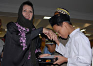 Bupati Rita Widyasari menyerahkan bingkisan dan santunan kepada anak yatim piatu