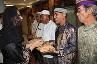 Bupati Rita Widyasari saat menyerahkan bantuan uang kepada warga korban musibah di Kukar