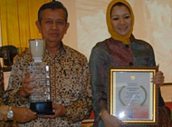 Pj Bupati Sulaiman Gafur dan Ketua DPRD Rita Widyasari dengan bangga menunjukkan trofi dan sertifikat Peringkat 3 Raskin Award 2009 untuk Kukar