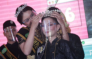 Ratu Hester menerima mahkota Putri Pariwisata Kukar 2020 yang dipasang Putri Pariwisata Kukar 2019 Medy Mercy