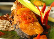Ikan Patin goreng yang diberi Gence atau sambel a la Kutai