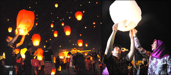 Suasana pelepasan lampion terbang di halaman Kantor Bupati Kukar, Tenggarong, Sabtu (26/10) malam (kiri). Bupati Rita Widyasari dan suami ikut melepaskan lampion terbang (kanan)