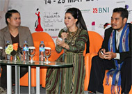 Bupati Kukar Rita Widyasari memberikan keterangan pers sebelum peragaan busana