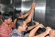 Sejumlah petugas membongkar pintu lift di kantor Bappeda untuk mengeluarkan Bupati Rita Widyasari dan Wabup Ghufron Yusuf yang berada di dalamnya  