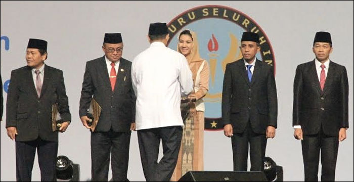 Bupati Rita Widyasari saat menerima penghargaan Dwija Praja Nugraha yang diserahkan Menteri Agama Lukman Hakim Saifudidin