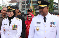 Bupati Rita Widyasari dan Wabup Edi Damansyah berjalan kaki dari jembatan Besi menuju Pendopo Odah Etam