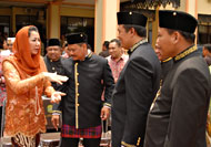 Bupati Rita Widyasari berdialog dengan para Anggota DPRD Kukar yang mengenakan busana daerah Kutai