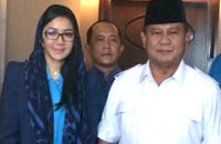 Ketua DPD Partai Golkar Kukar Rita Widyasari bersama Capres Prabowo Subianto di ajang Rapimnas DPP KNPI di Bandung tadi siang