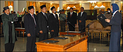 Bupati Kukar Rita Widyasari saat mengambil sumpah jabatan jajaran direksi Perusda Tunggang Parangan di Pendopo Odah Etam, Tenggarong, tadi siang