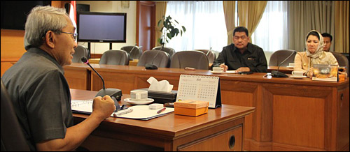 Menteri PU Djoko Kirmanto saat berdialog dengan Bupai Kukar Rita Widyasari dan Ketua DPRD Awang Yacoub Luthman