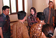 Bupati Rita Widyasari berdialog dengan Anggota DPRD Kukar yang turut serta dalam sidak
