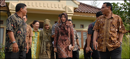 Bupati Rita Widyasari bersama Anggota DPRD Kukar dan pejabat terkait saat melakukan peninjauan ke salah satu rumah dinas DPRD Kukar