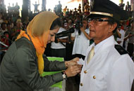 Bupati Kukar Rita Widyasari memasang tanda jabatan Kepala Desa kepada Merang Laang