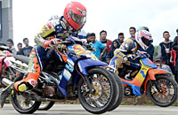 Serunya lomba balap motor memperebutkan trofi Kapolres Kukar mendapat perhatian antusias para penonton