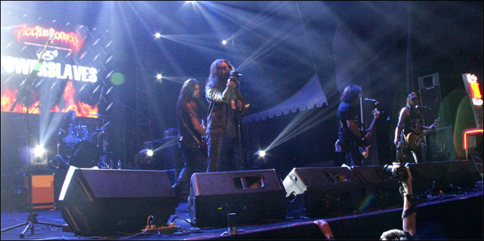 Grup Power Slaves sukses menghibur penonton lewat tembang-tembang apik yang mereka populerkan di era 1990an