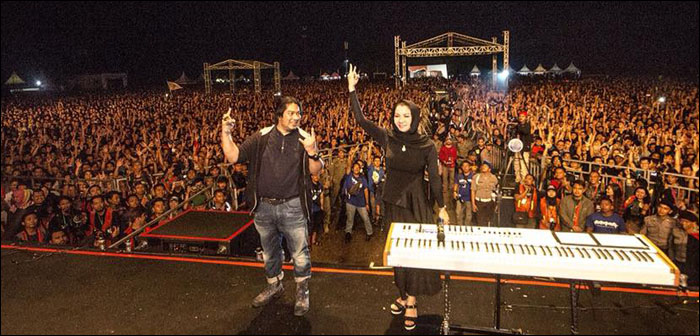Bupati Rita Widyasari didampingi sang suami usai menyampaikan sambutan di Rock In Borneo 2016, Sabtu (26/03) malam lalu