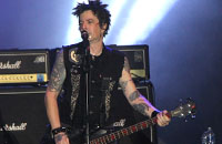 Aksi basis Skid Row Rachel Bolan yang ikut melantunkan sejumlah lagu