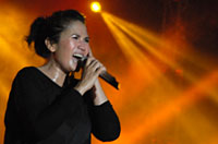 Nicky Astria saat melantunkan tembang Bias Sinar