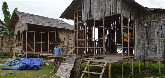 Prototipe rumah-rumah Kutai di masa lalu yang terletak di kawasan proyek pembangunan jembatan menuju Pulau Kumala akhirnya dibongkar pada Rabu (17/06) lalu  