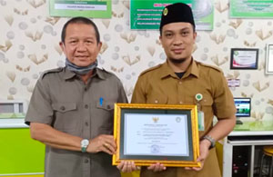 Kepala Diarpus Kukar Aji Hasanuddin bersama Kepala SD Muhammadiyah 1 Tenggarong Arqam Kadir Lamahu