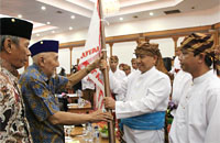 Sultan Kutai HAM Salehoeddin II menyerahkan bendera organisasi kepada Petinggi Pore Sempekat Keroan Kutai Dr Sabran SE MSi