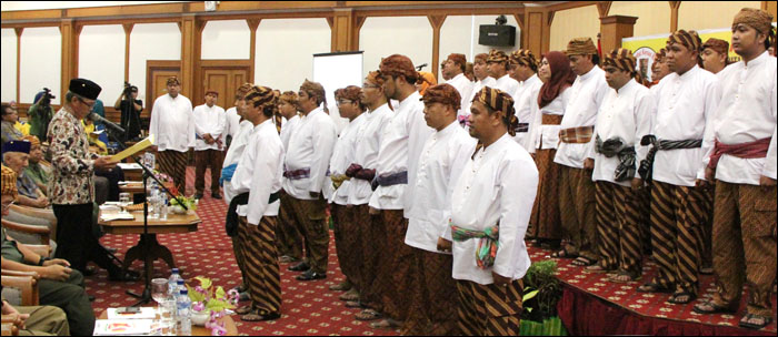 Suasana pengukuhan pengurus Kerapatan Pore Sempekat Keroan Kutai 2015-2020 oleh Sultan Kutai yang diwakili APHK Poeger
