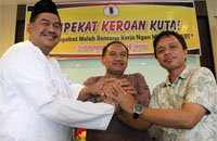 Petinggi Pore SK2 yang baru, Sabran (tengah), bersama Dewan Tetuha H Awang Yacoub Luthman dan Panglima Pore SK2 Rudiansyah