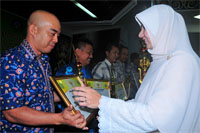 Kepala BLHD Kukar Ahmad Taufik Hidayat menerima penghargaan Juara I SKPD Sehat dari Bupati Rita Widyasari 