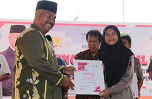 Bupati Edi Damansyah menyerahkan secara simbolis <i>user id</i> kepada perwakilan siswi SMK YPK Tenggarong