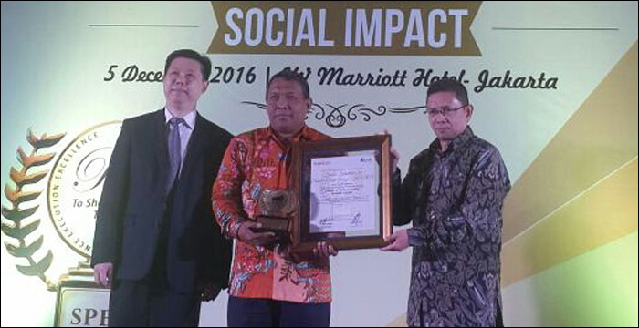 Penyerahan penghargaan SPEx2 Award 2016 untuk Perusda KSDE Kukar sebagai Best of Strategy Control in BUMD Industry