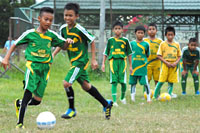 Anak-anak SSB Pemuda Tenggarong saat melakukan latihan rutin