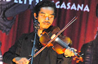Dodit Mulyanto memainkan musik dengan biola andalannya 