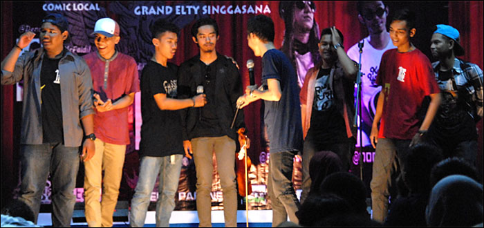 Komika jebolan SUCI 4 Kompas TV, Dodit Mulyanto (tengah), dikerjai para komika lokal usai penampilannya di Stand Up Nite #1 di Tenggarong, Rabu (03/09) malam