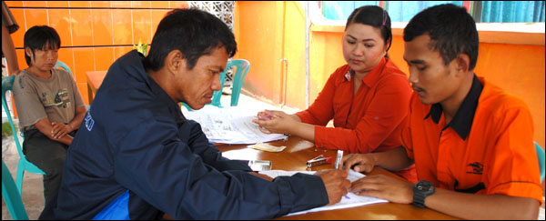 Penyaluran dana SWTM Semester I 2013 dilakukan secara bertahap di sejumlah Kantor Pos se-Kukar sejak 1 Agustus 