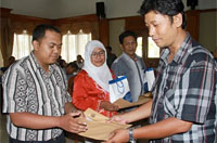 Wartawan Radio IDC FM Tenggarong Wida Ridwan menerima piagam Safari Jurnalistik dari Sekretaris PWI Kaltim Wiwid M Widjaya (kanan)