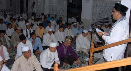 Sekkab Kukar HM Aswin saat memberikan sambutan di hadapan jamaah Masjid Dakwatul Khair