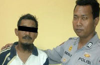 Tersangka Bk diamankan petugas Polsek Samboja setelah dilaporkan melakukan pencabulan terhadap seorang gadis dibawah umur