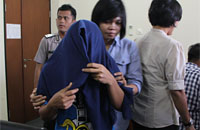 Sinta kini harus berurusan dengan polisi akibat perbuatannya yang tega menganiaya anak kandung sendiri