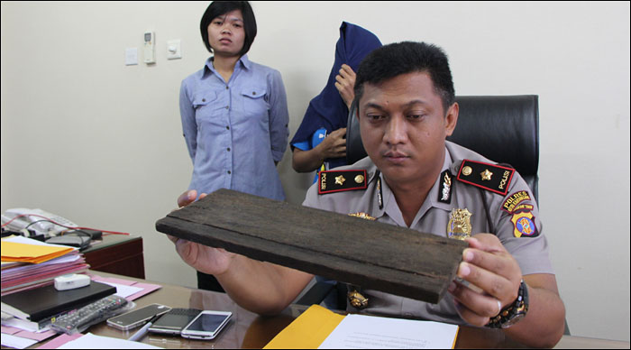 Wakapolres Kukar Kompol Indratmoko menunjukkan potongan papan yang digunakan Sinta untuk memukul Alfa