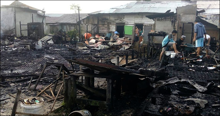 Puing-puing rumah warga Kelurahan Handil Baru Darat yang ludes terbakar Jum'at dini hari tadi