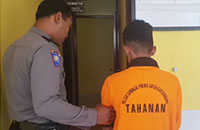 Ab harus meringkuk dalam tahanan Polsek Samboja lantaran terekam kamera CCTV melakukan aksi pencurian