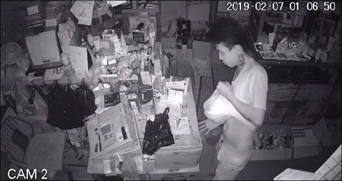 Kasus pencurian di sebuah toko di Samboja berhasil terungkap lantaran aksi pelaku terekam jelas lewat kamera CCTV
