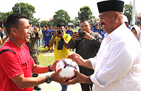 Wasit pertandingan perdana Grup A Zona Hilir menerima bola dari Bupati Edi Damansyah