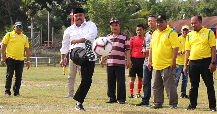Bupati Edi Damansyah melakukan penendangan bola pertama menandai dimulainya kualifikasi grup turnamen Bupati Cup 2019 di Samboja, Sabtu (23/03) sore